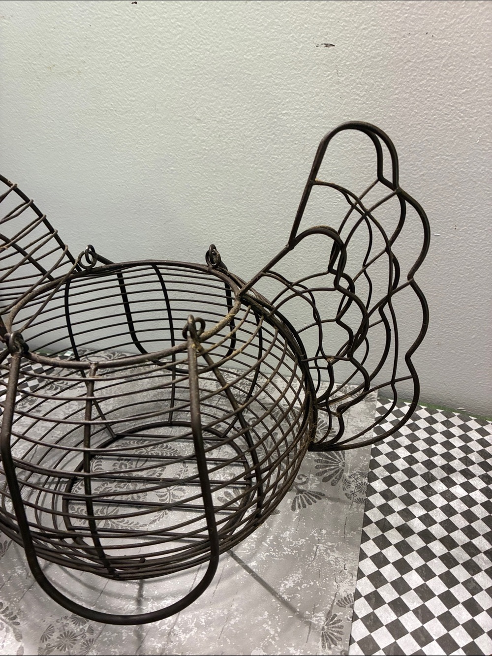 Rustic Brown Wire Chicken Basket - Home Art - Picture 3 of 3